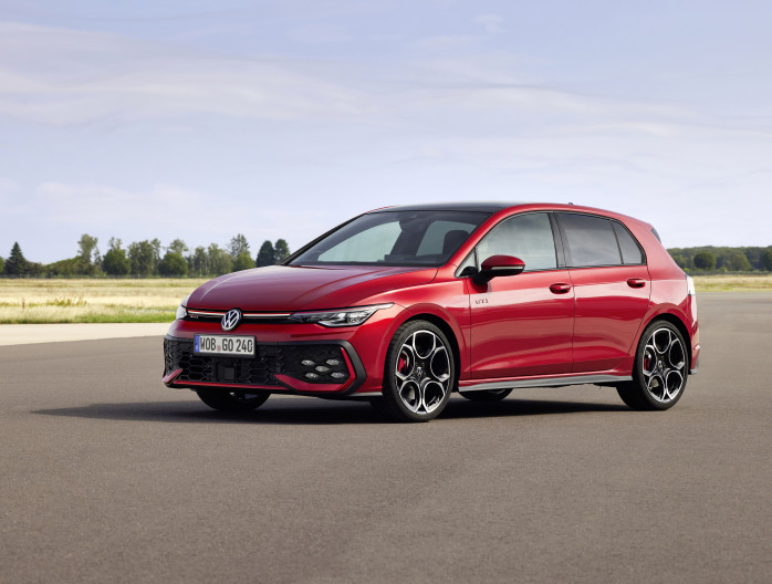 Thoen Volkswagen Golf R-line 2024 schuin voor