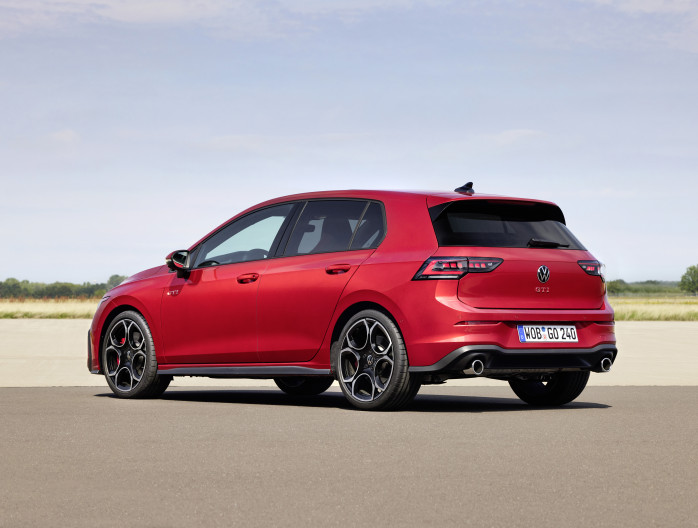 Thoen Volkswagen Golf R-line 2024 schuin achter