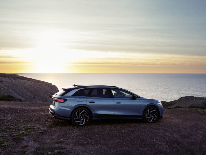 Groep Thoen Volkswagen ID.7 Tourer blauw zij zonsondergang