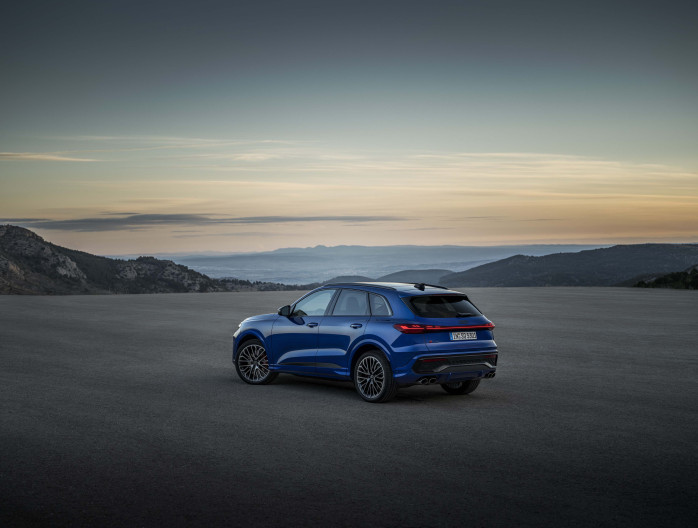 Groep Thoen Audi SQ5 exterieur back zonsopgang