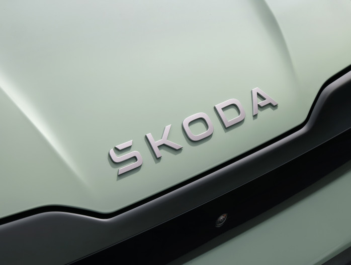 Groep Thoen Skoda Elroq logo motorkap detail