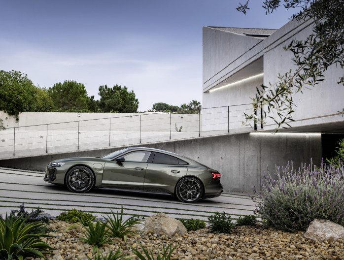 Groep Thoen Audi RS e-tron GT Performance driveway side view