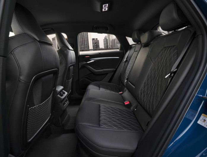 Groep Thoen Audi Q6 Sportback e-tron blue back seat