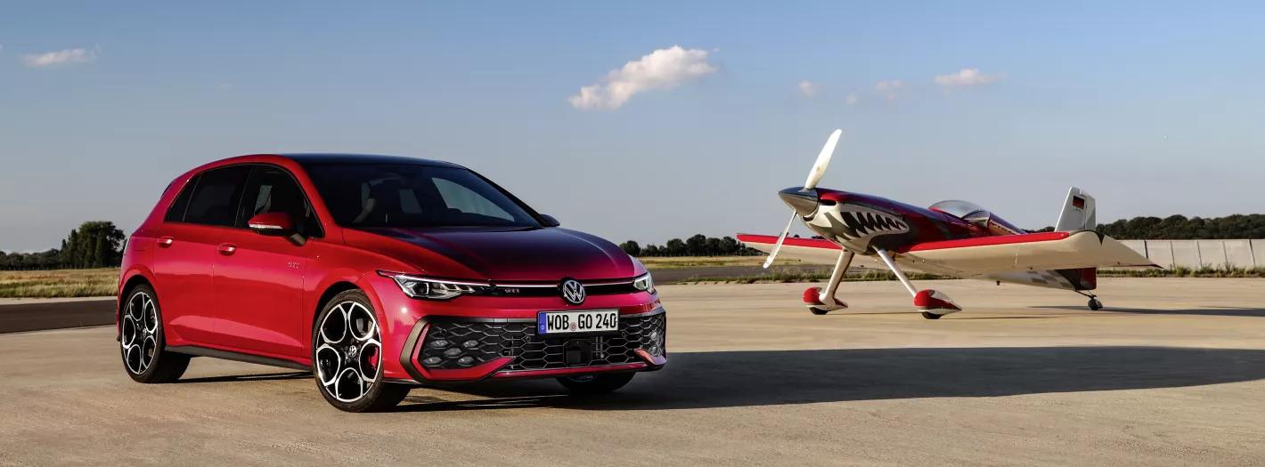 Thoen Volkswagen Golf R-line 2024 schuin voor vliegtuig 2