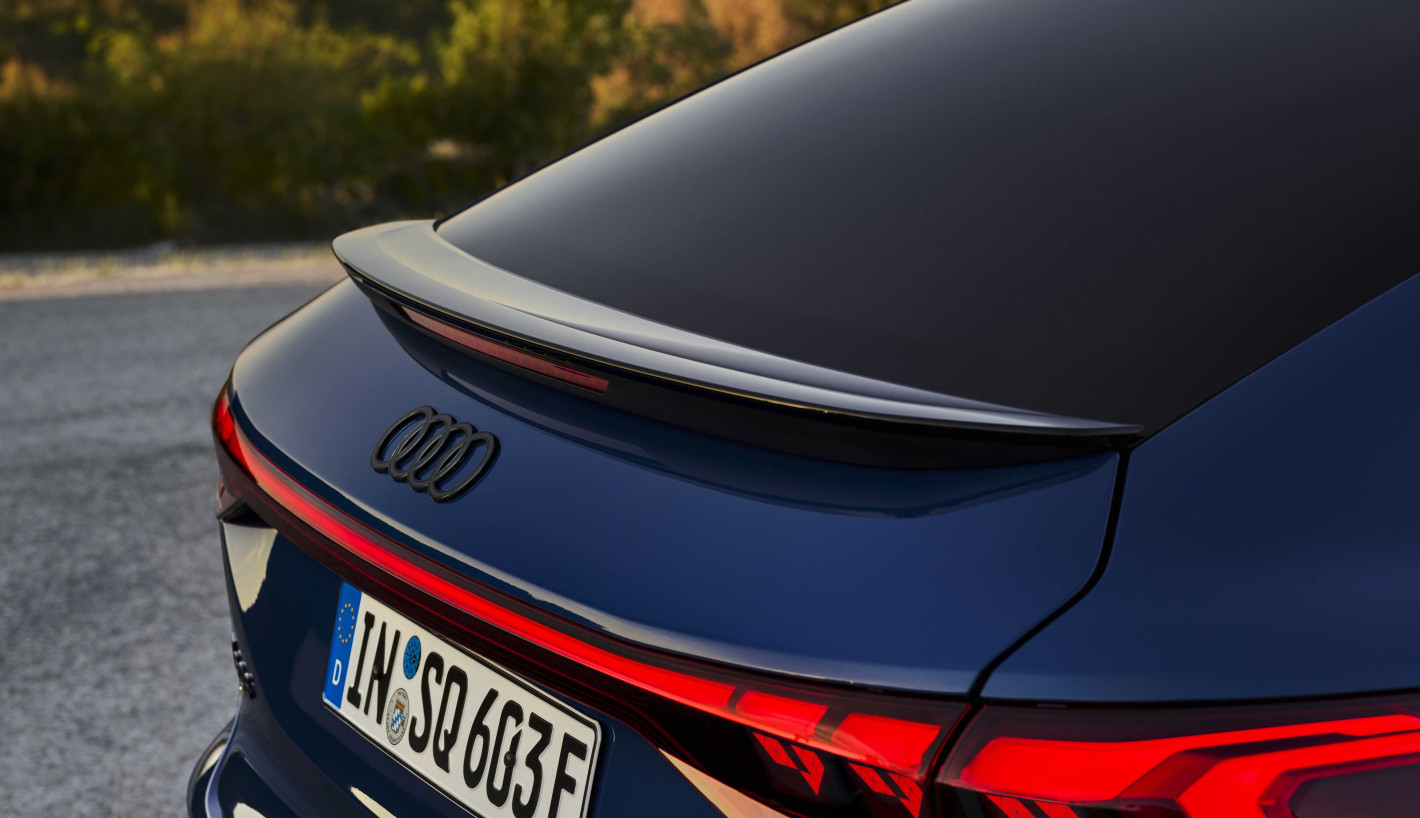 Groep Thoen Audi S6 Sportback e-tron blue close-up back