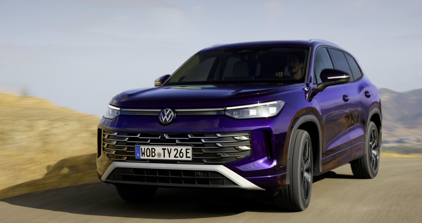 Groep Thoen Volkswagen Tayron purple front driving scene